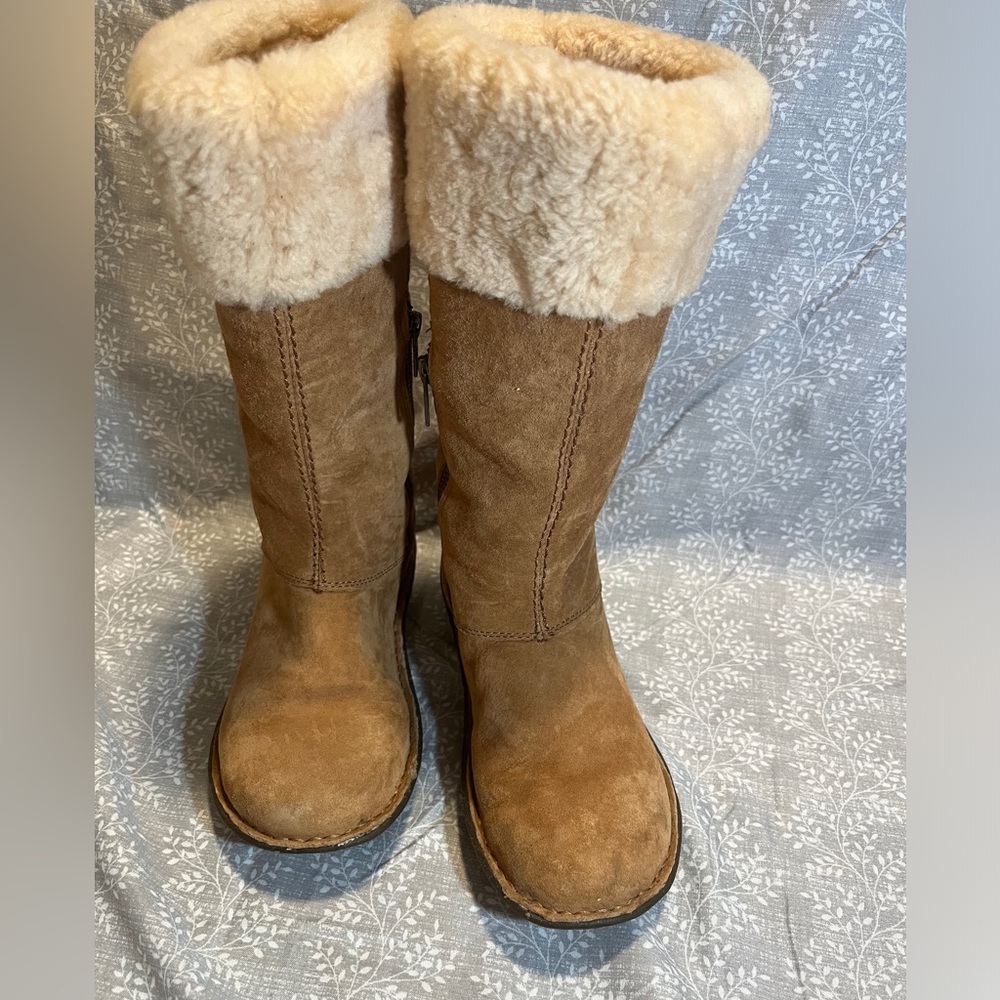 Uggs with side zipper Women’s 6
